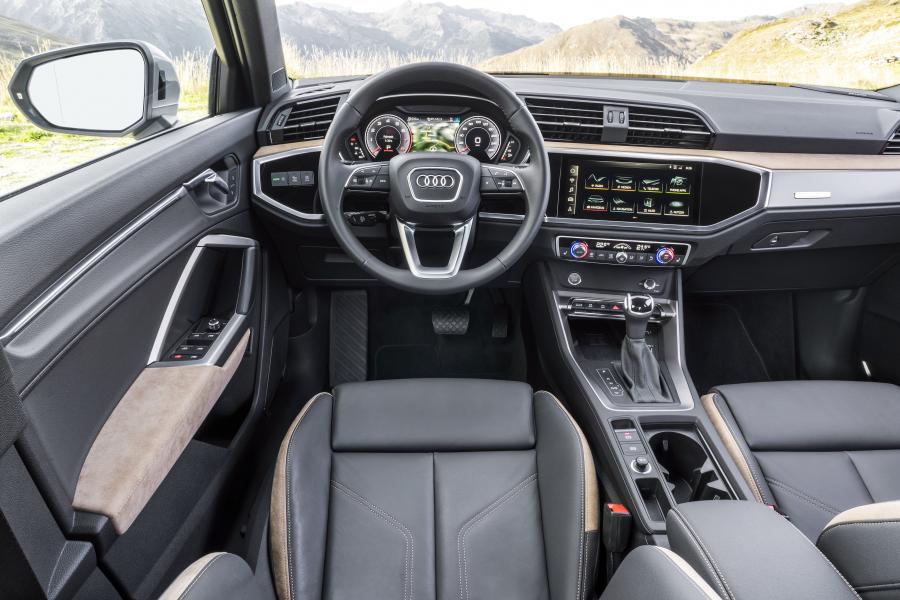 Торпедо Audi Q3 Advanced 2018 года  (WW) (фото 32 из 46)